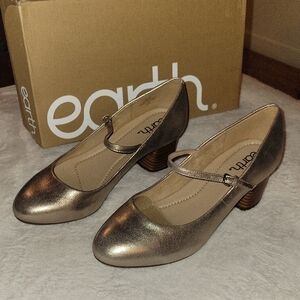 Earth Women's Shimmering Bronze Mary Jane Heels
